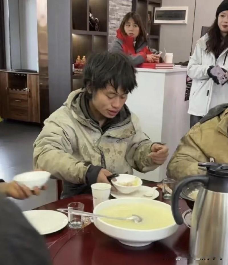 41天荒野求生回来，别人第一口奔着盒饭，这哥们第一件事居然是——洗脸。林北这