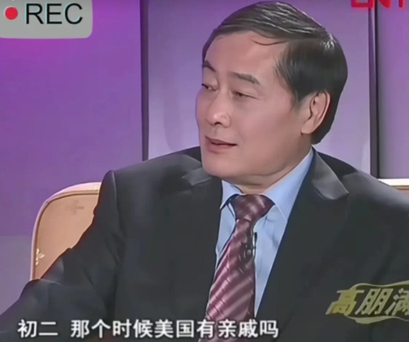 主持人问宗：“在美国有亲戚吗？”老宗刚打算回答，不料，宗馥莉立马抢过话筒，不