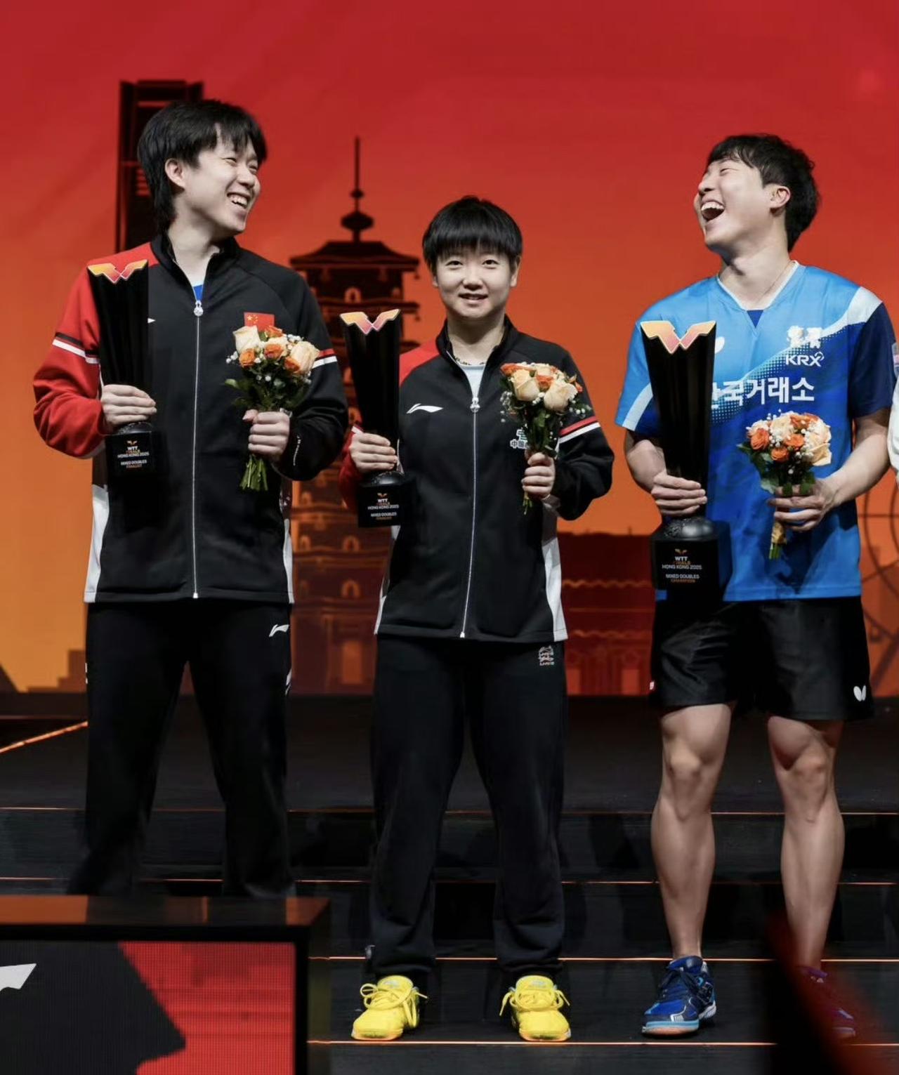 大头：一生爱出美图的女人，走到哪拍到哪。莎莎：不管，我要美美拍照，生活就得有