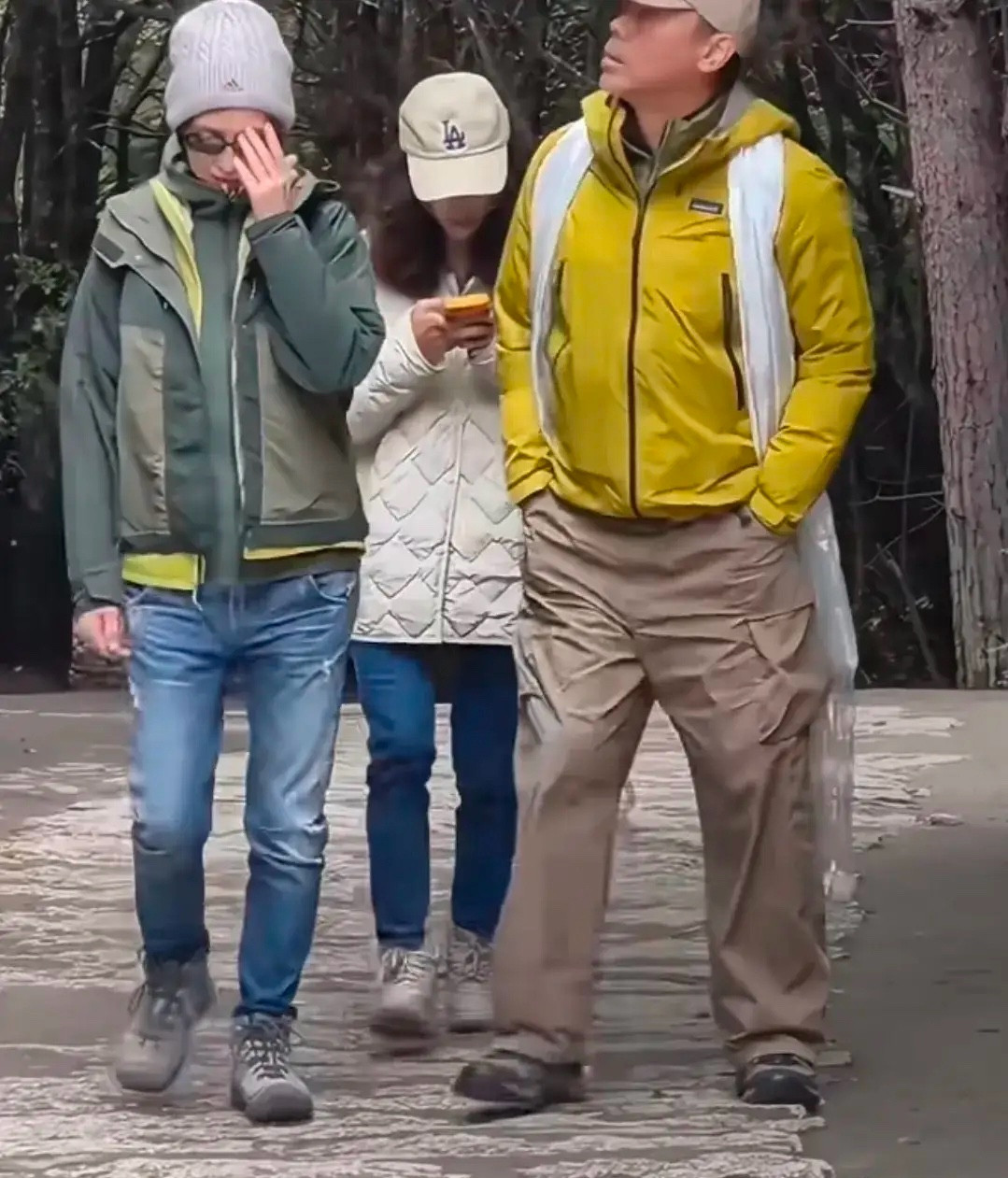 62岁刘青云和妻子郭蔼明现身西藏林芝游玩，他身穿亮黄色户外外套搭配卡其色工装裤，显得格外引人注目，二