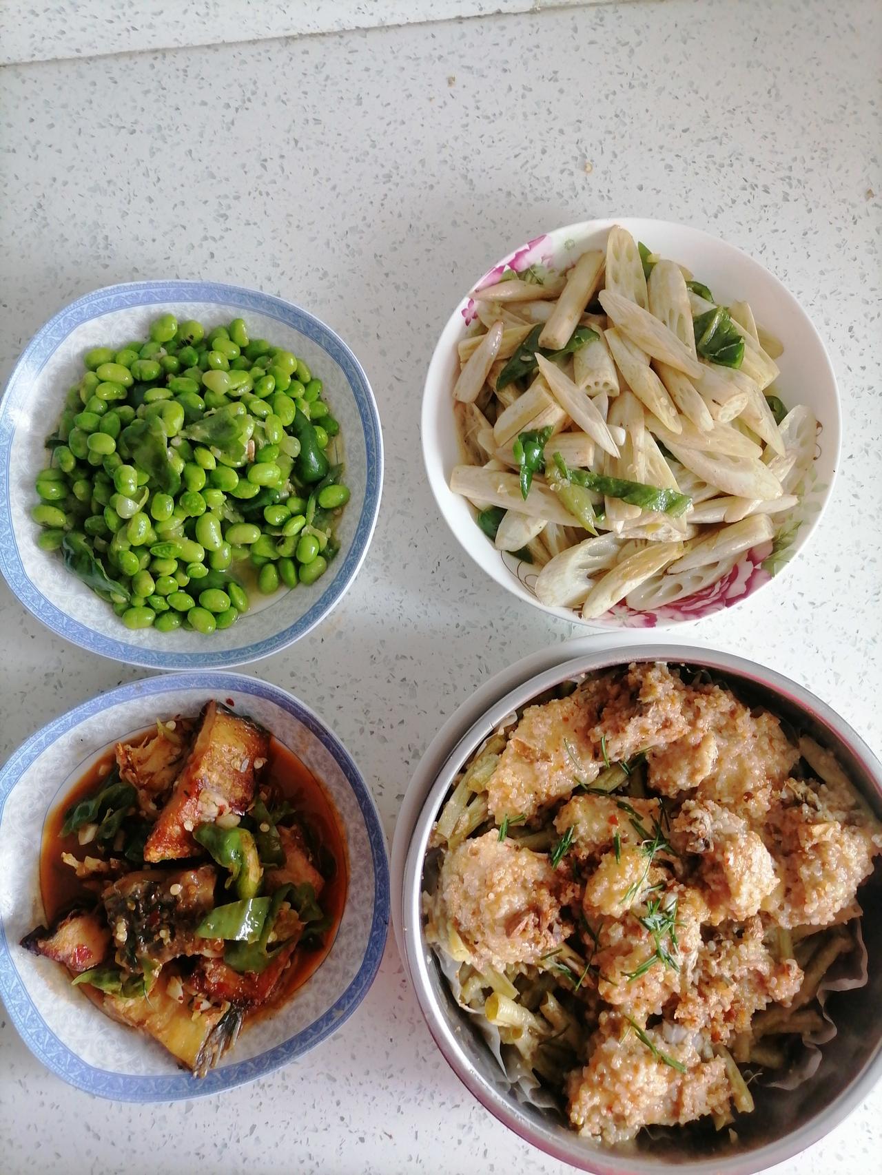 今天的午饭，是给儿子做的“打包版家乡味”。你们看看，这些都是湖北味道。一盘清