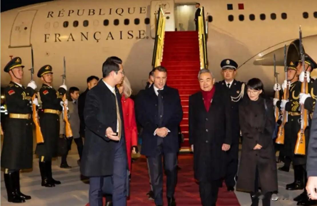 马克龙刚到访北京，美财长贝森特突然改口称“中国是美国的盟友”，这是中美贸易战以来