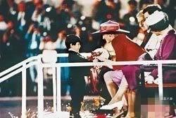 以前的童星现在警队总督察。郑柏林，也叫小柏林，前香港童星，当时其“冬菇头”发