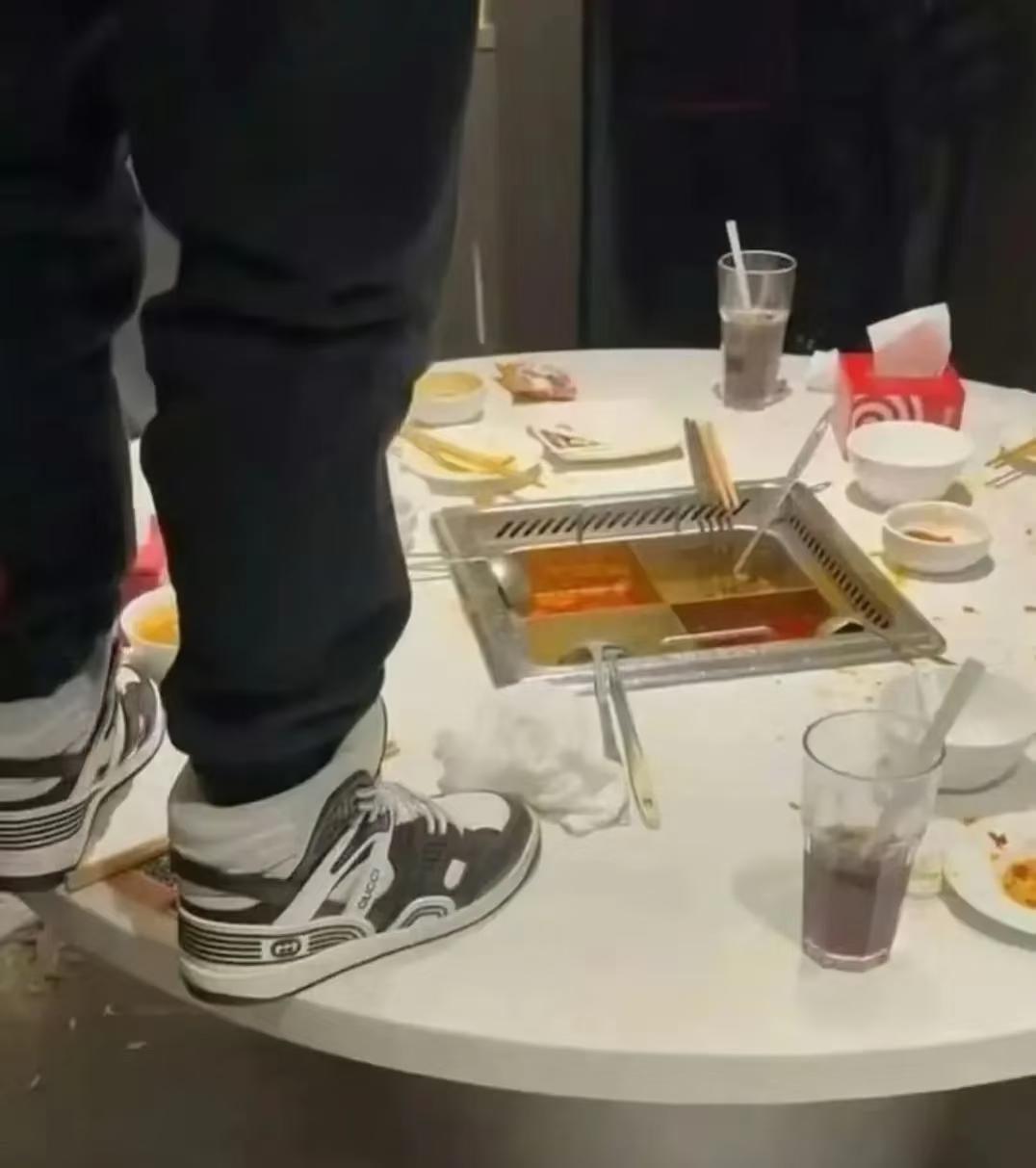 老祖宗说的话一点都没错他们说，如果你教不好孩子那么社会会替你教，往海底捞小便