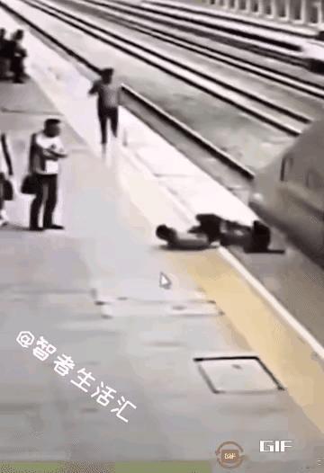 男的头磕在地上时，人已经懵了，但手还是死死抓住往后拖，太伟大了[赞]中国正能量