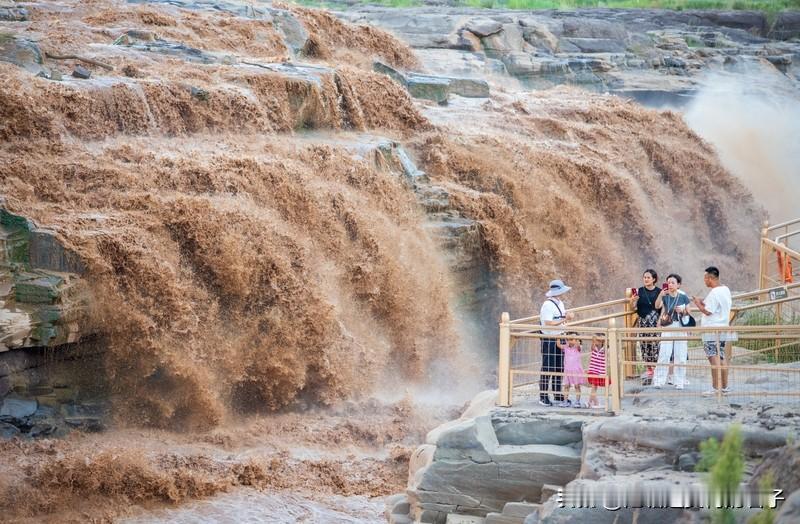 瀑布形成的原因还挺多样的。主要是河床底部岩石软硬程度不同，软的被河水侵蚀得厉害，