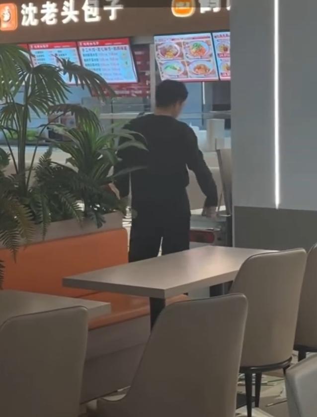 3月24日，吉林财经大学的网友发布视频，称一名大学男生因向心仪的女孩表白被拒，当