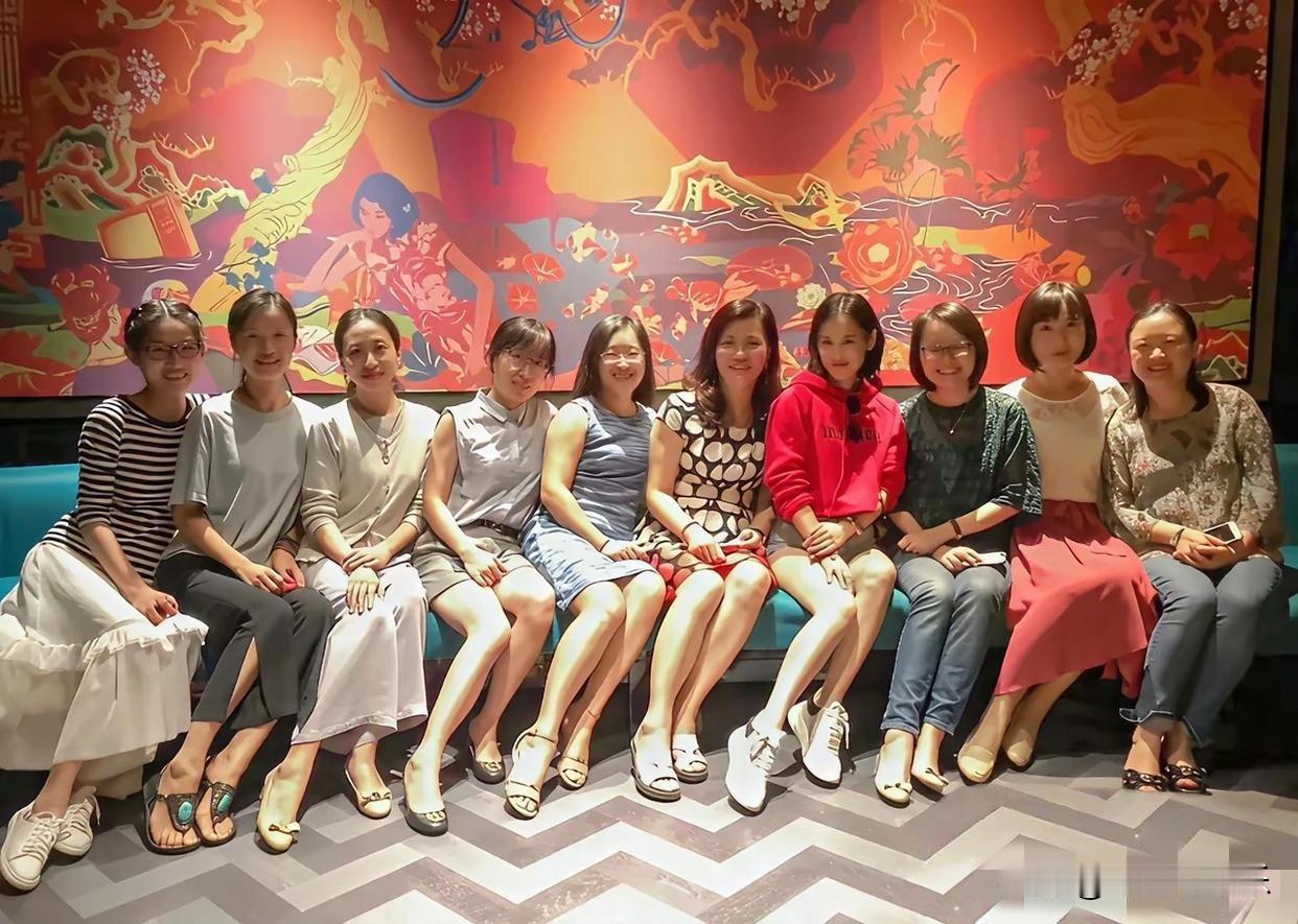 就是这么一目了然：黄圣依参加同学聚会，大合影环节她特别显眼，并不是穿的最漂亮