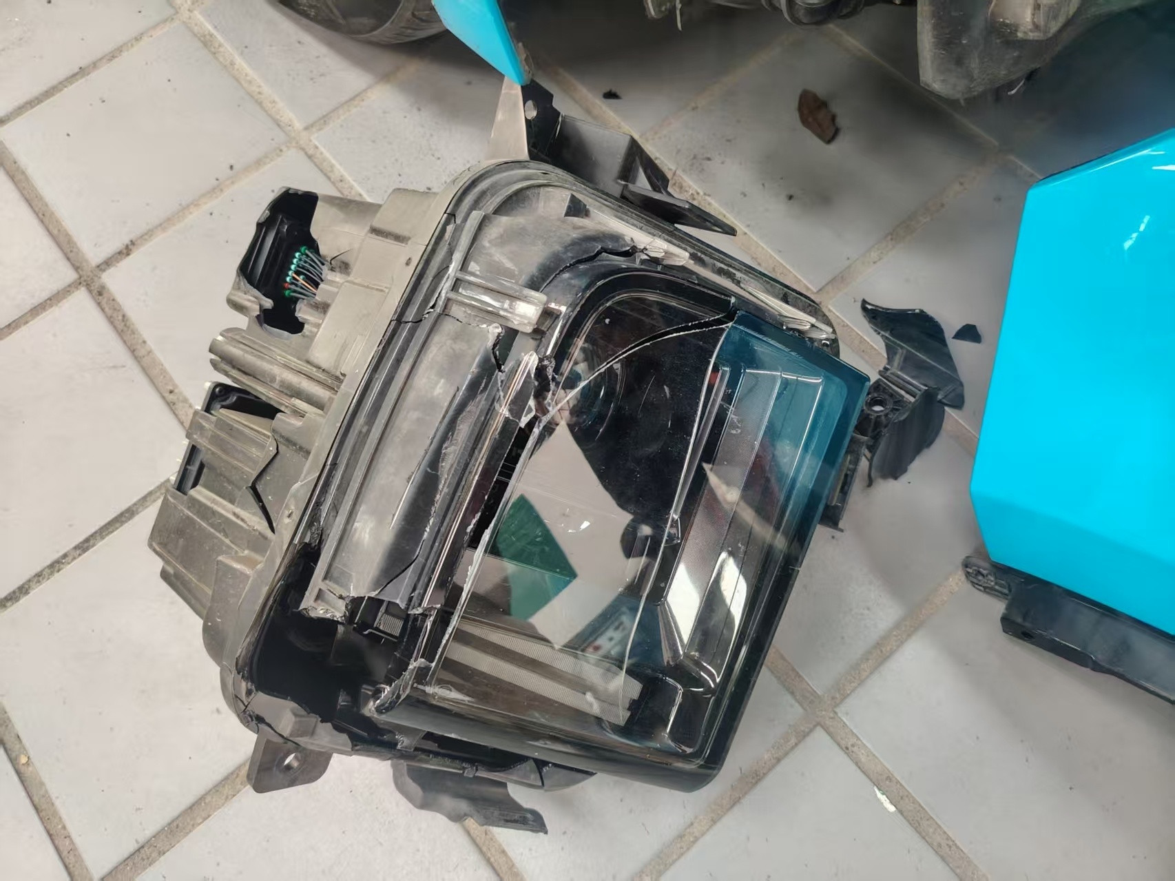 理想L8更换一个右侧大灯的价格，不贵啊。