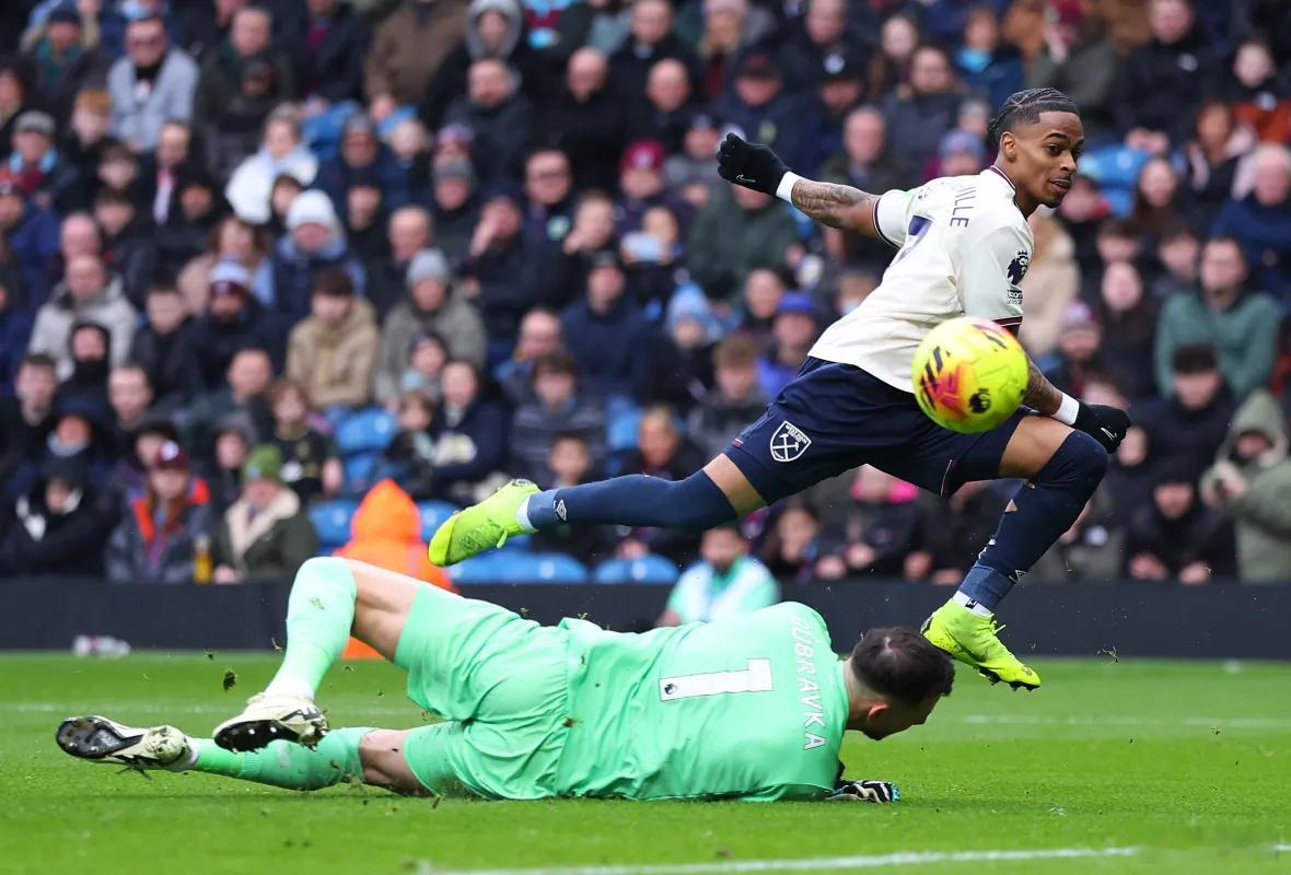 伯恩利0比2西汉姆联这是努诺执教西汉姆联之后的第一场零封，努诺对防守非常满意，