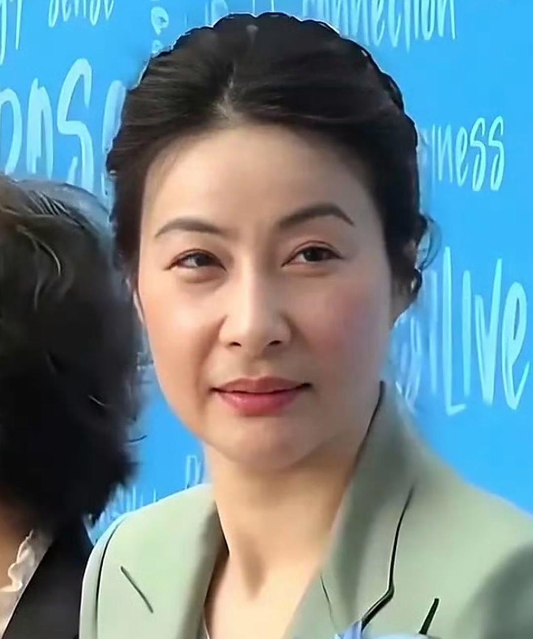 郭晶晶现在看着比以前更有气质了，长相端庄又大气，那种从容沉稳的样子，让人看着就觉