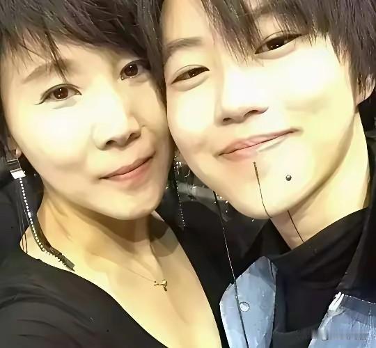 基因这个东西真的是没办法，亲不亲，打断骨头连着筋。就说窦靖童吧，和自己的姑姑长