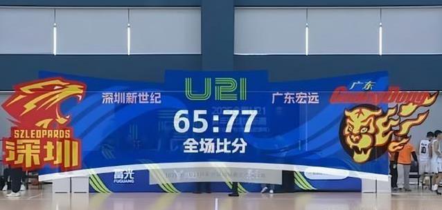 77－65广东队终于开胡！19岁杨溢独砍38分7板5助5断，杜锋露笑了。杜锋指导