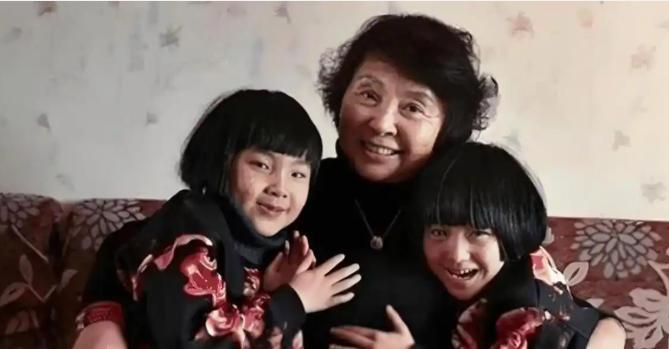 1999年贵阳，妈妈出门给双胞胎女儿买生日蛋糕，再没回来。两个孩子从天亮等到天黑