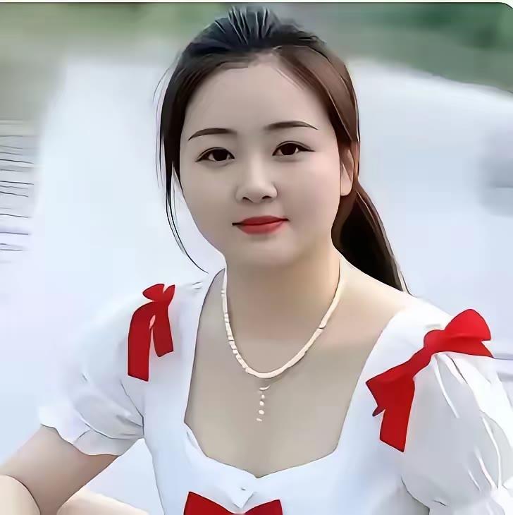 甜美少女风，白色连衣裙搭配红色蝴蝶结，清新自然。