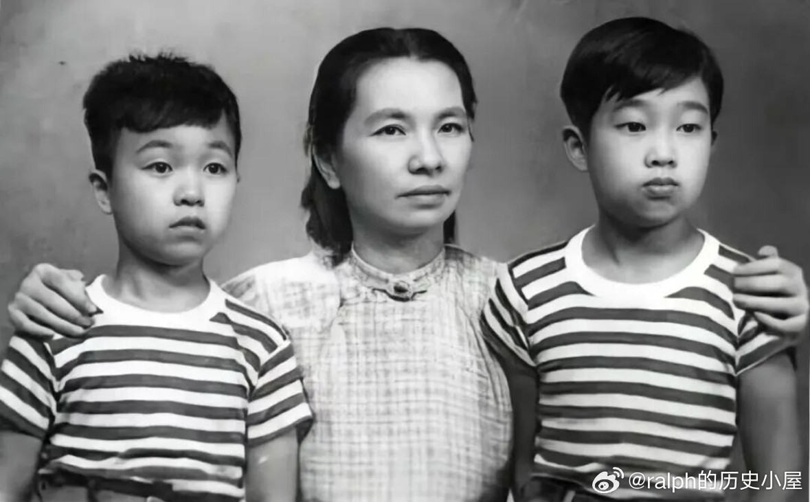 1949年11月朱枫赴台湾前与儿子朱明（左）和侄子朱晖（右）合影历史影像