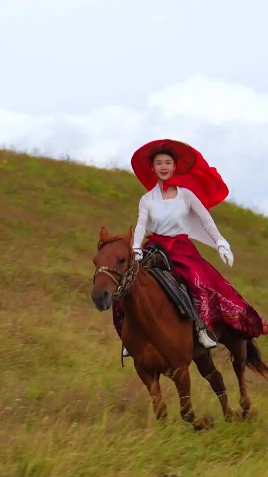 心痛！贺娇龙，真的走了[哭哭]贺娇龙，走了！这次是真的！从坠马受伤，到传闻