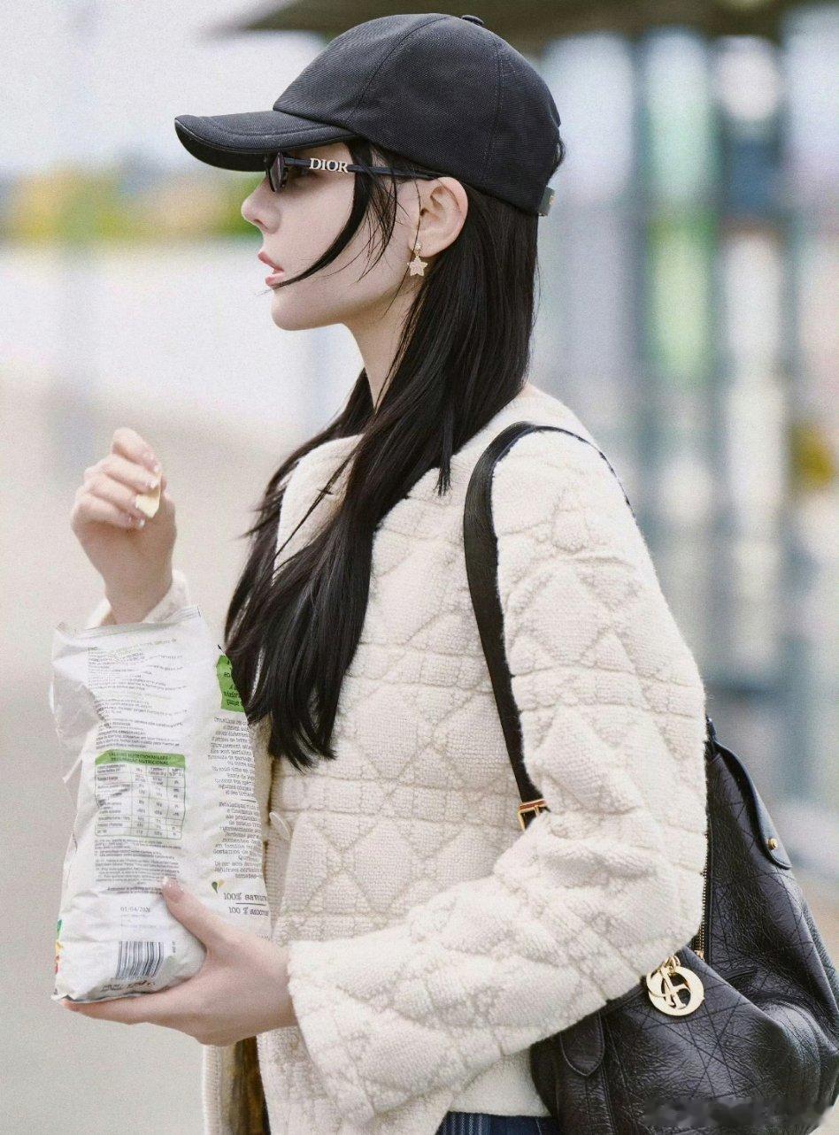 迪丽热巴、邓为、周也，即将亮相巴黎时装周迪奥大秀，来看看三人的出发图，你最期待谁