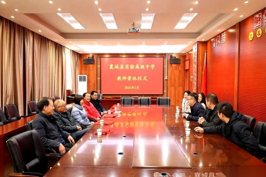 干了一辈子教育，站了一辈子讲台，最后的高光时刻，可能就是这么一张简简单单的合影。