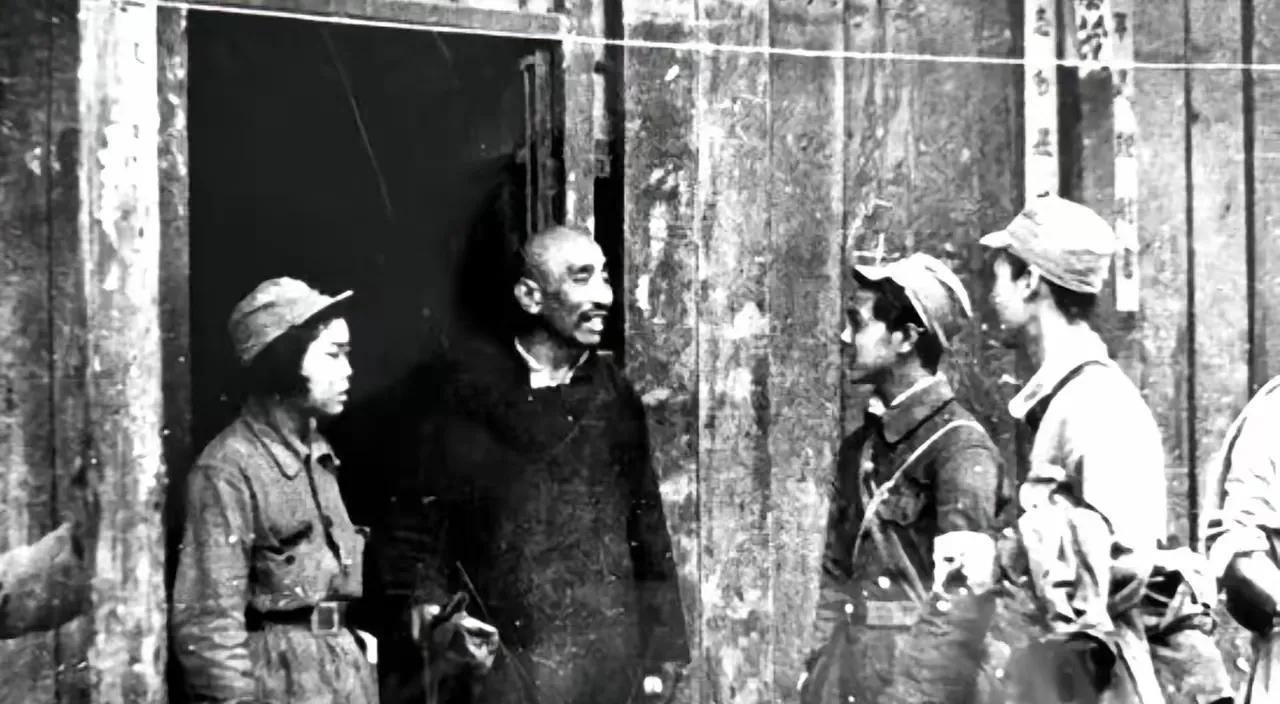 1947年的一天，晋冀鲁豫野战军6纵参谋长王毓淮率部行军，前往1户老乡家里借水喝