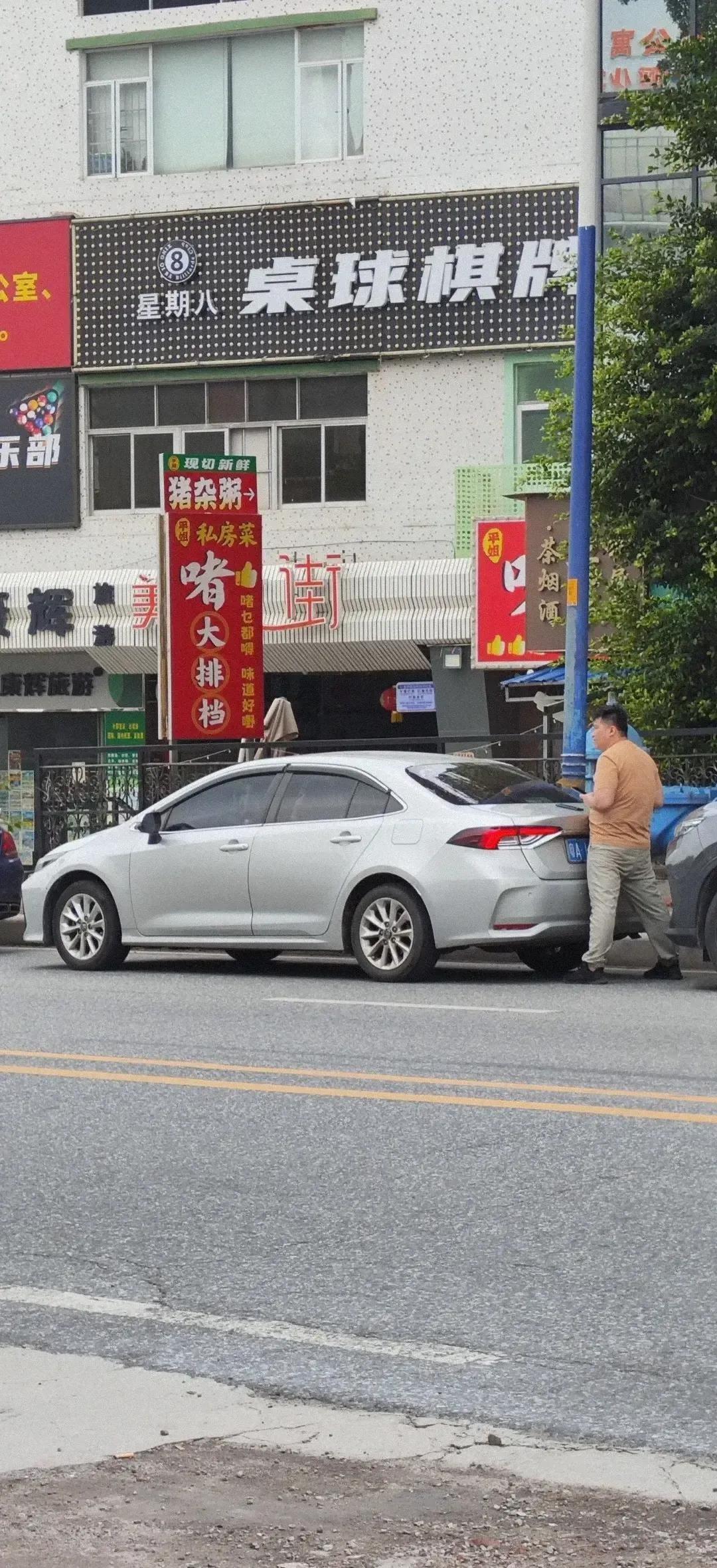 【神秘男子静止车后半小时引围观，结局令人暖心！】停车办事归来，竟见一陌生男子雕