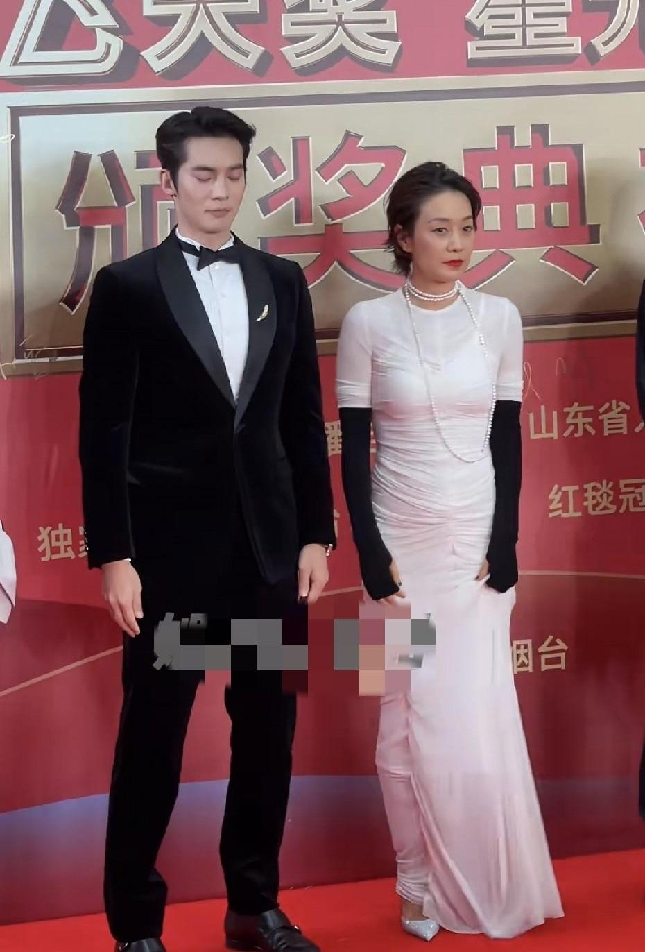 50岁的马伊琍，这次是真被衣服拖累了吧？10月9日飞天奖红毯，她一身修身白礼服亮