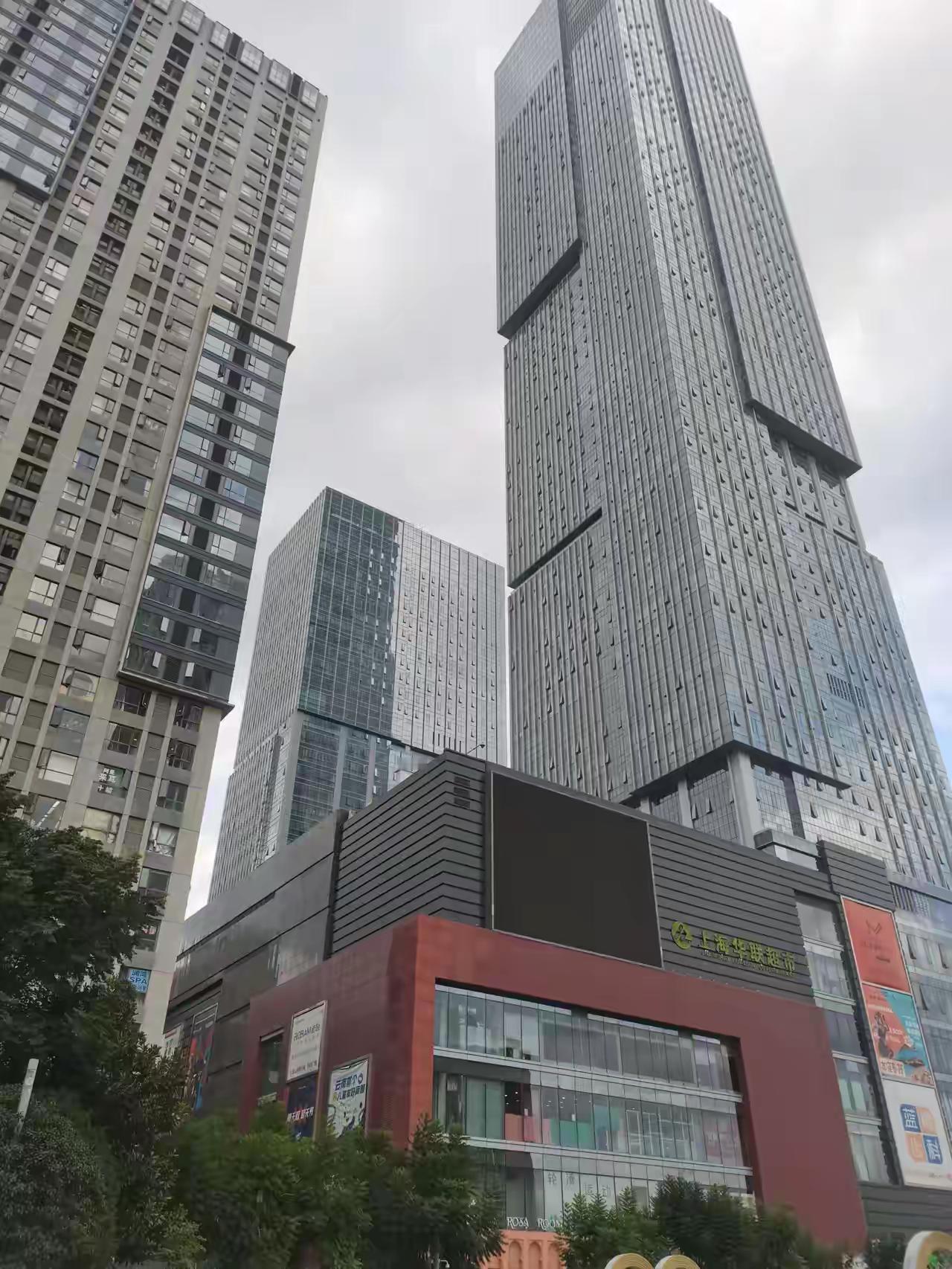昆明七彩云南第一城，位于昆明市，呈贡新区核心位置彩云南路上，这应该是我见到的昆明