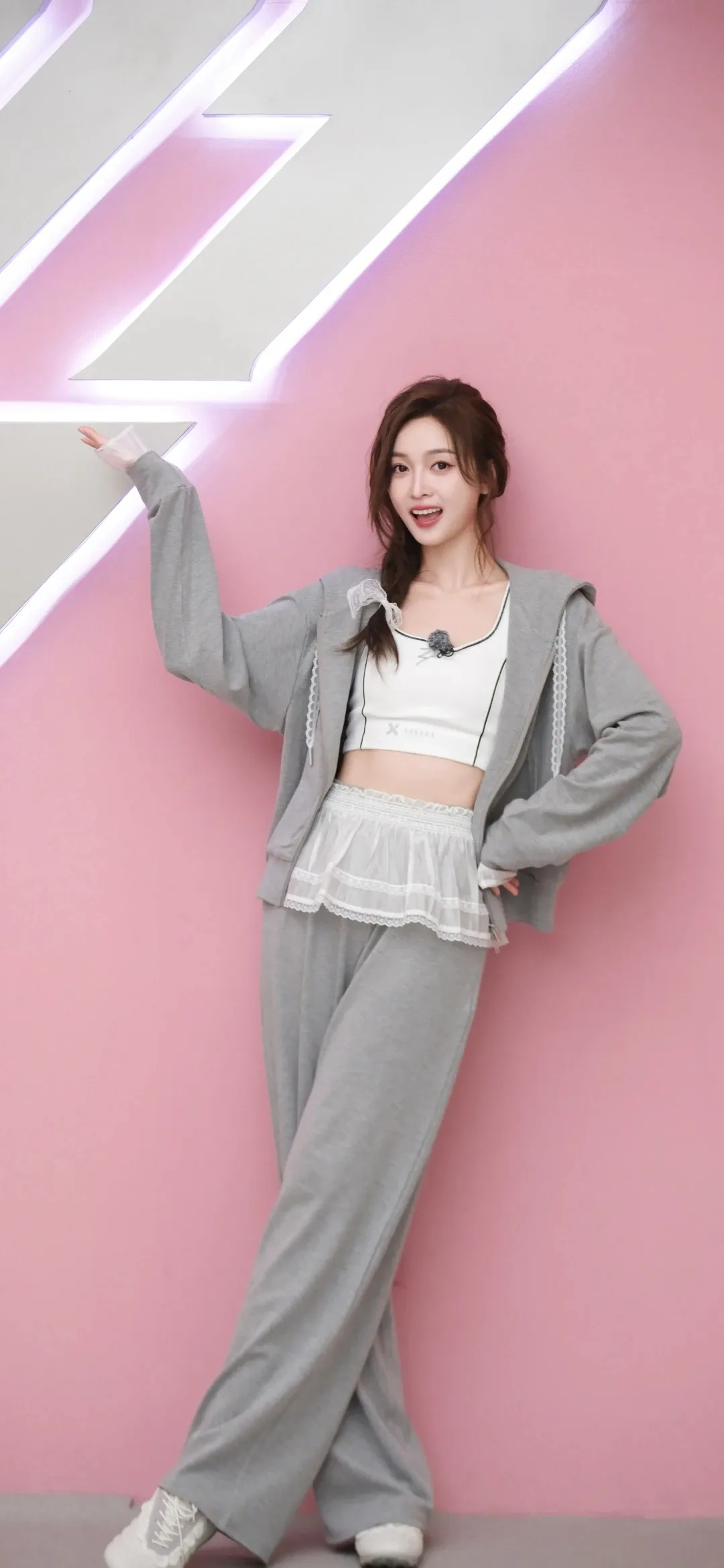 吴宣仪高清美照分享｜元气少女穿搭指南，轻松休闲，尽显青春活力！🌟👗👟