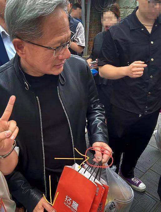黄仁勋的指甲看起来确实不太健康的样子，有明显的退化变形变黑增厚的照片