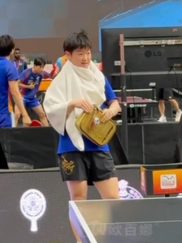 孙颖莎这造型在亚锦赛玩开了，看着莎莎很舒服啊，这造型很骄傲，不愧是莎姐！在赛场