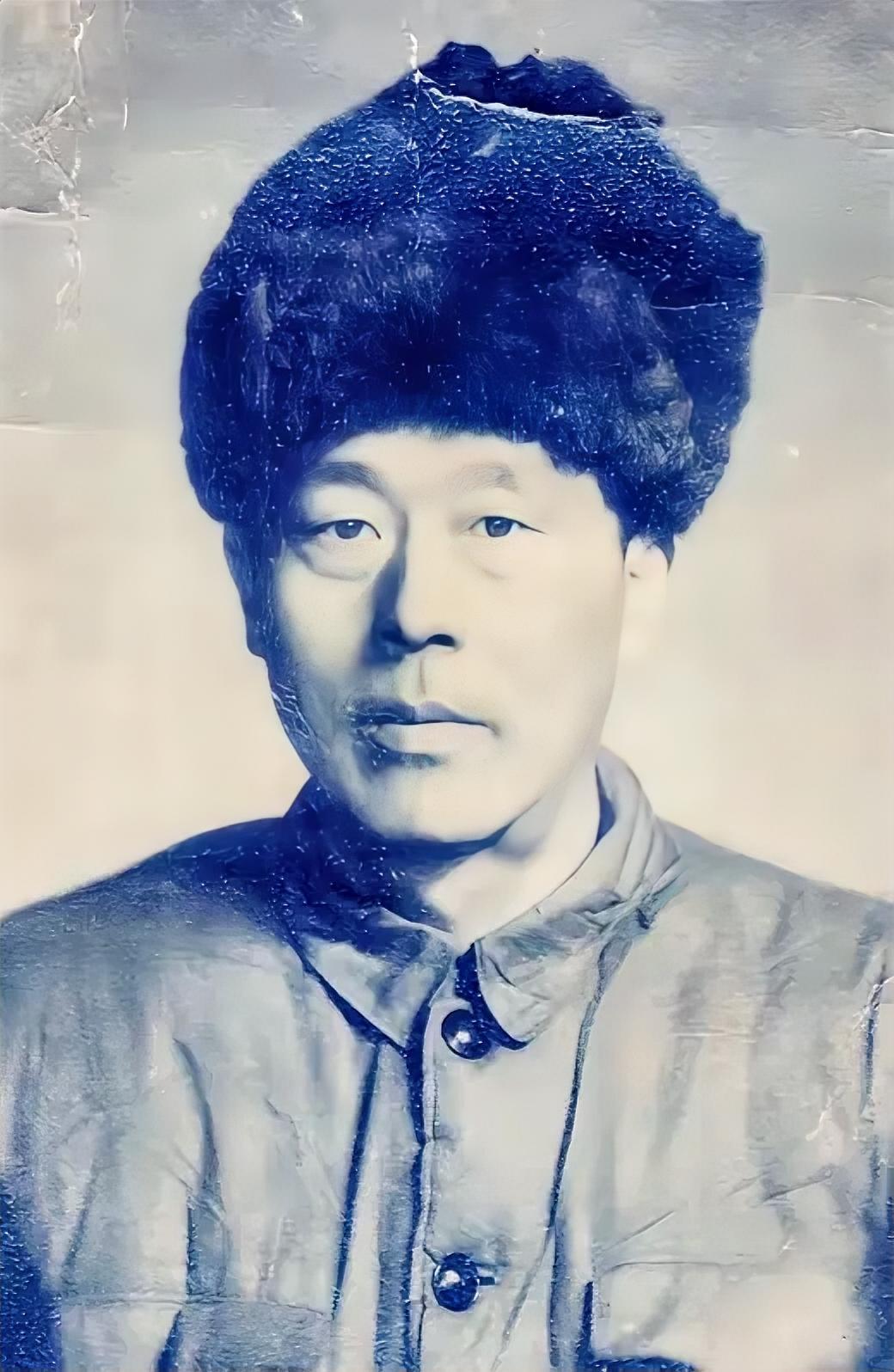1940年，张啸林让保镖交枪，准备开除他，保镖说：“不干就不干，走人就是了！”
