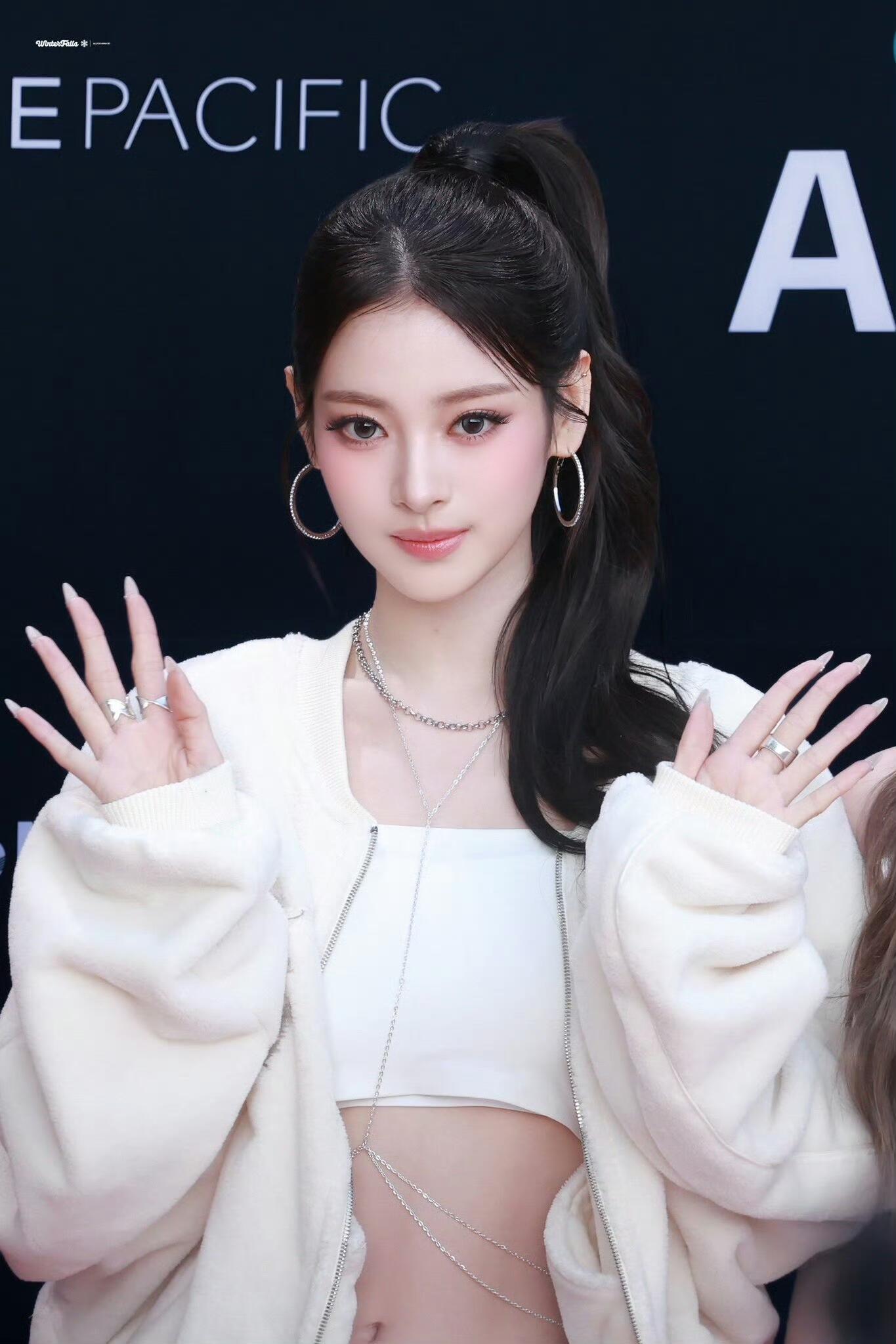 19岁五官上扬的美…💫（Anna​​​