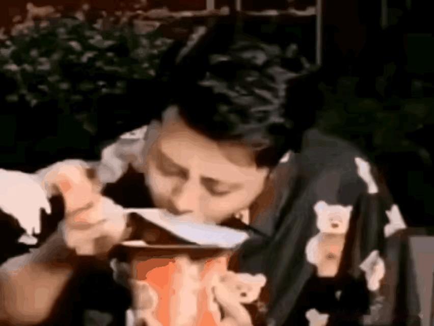 一段情侣日常视频把泡面泼脸推上热搜。画面里男的正低头吃面，女的突然把可乐倒进碗