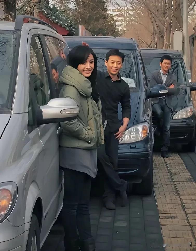 杨幂与张译这张早期合影也是很难得，浓浓的北京味儿，仔细看后面那个站着双手交叉的小