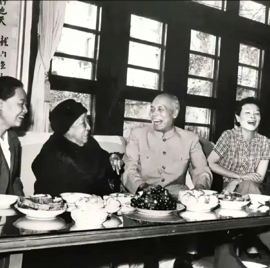 60年代，回国不久的李宗仁携妻子郭德洁专程前往探望廖仲恺遗孀何香凝时的一幕。