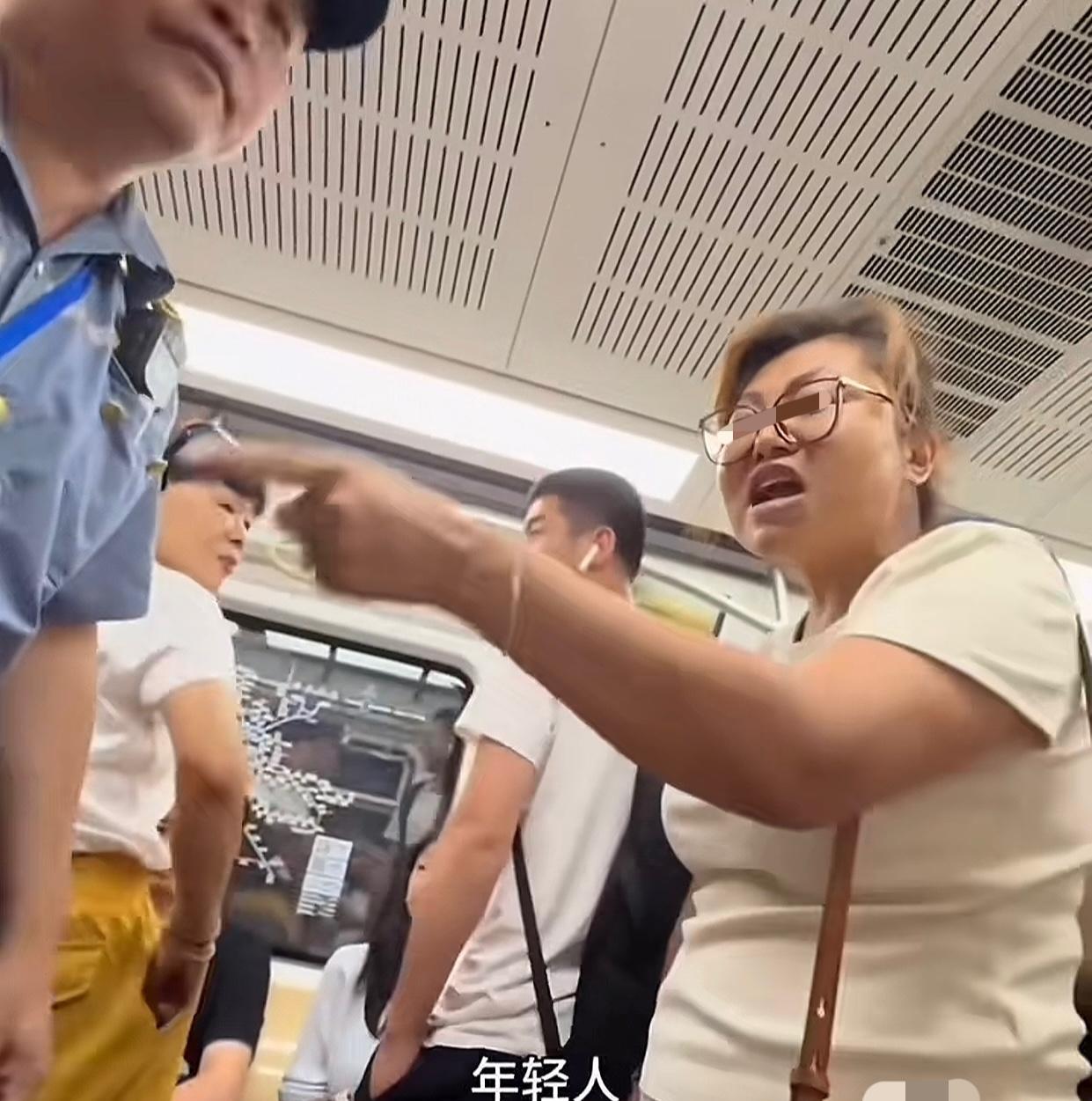 北京地铁“壮年仙妈”生气没人给她孩子让座，中英双语大声告诉孩子中国就这样，美国不