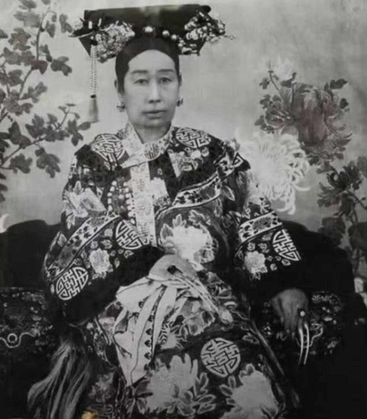笑晕了！网友给慈禧太后P了一套现代装原来她年轻时是清冷大美人啊！难怪咸丰这么宠