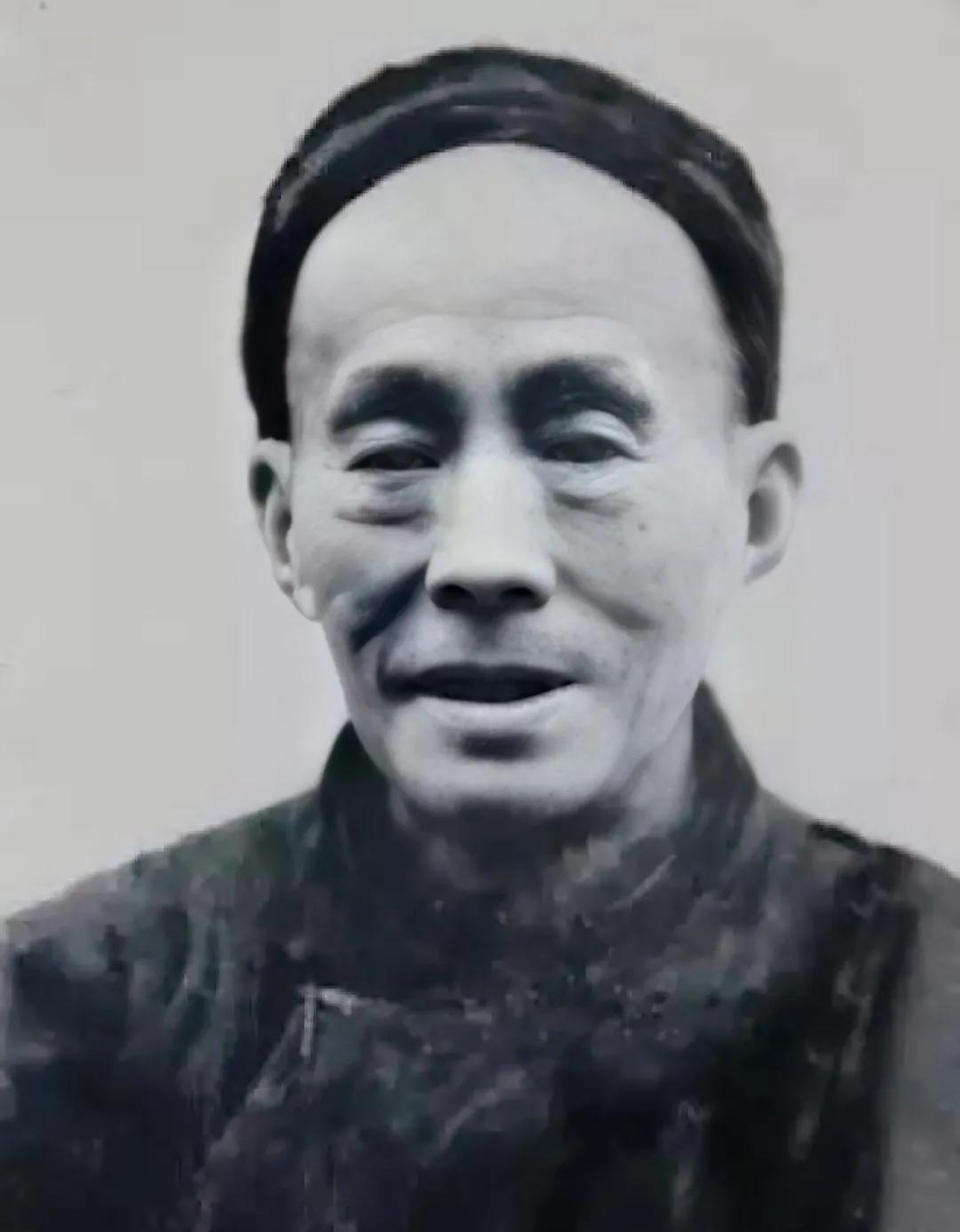 1928年，井冈山一老农给红军煮了一大锅白米饭，饥饿的战士们狼吞虎咽。班长吃了两