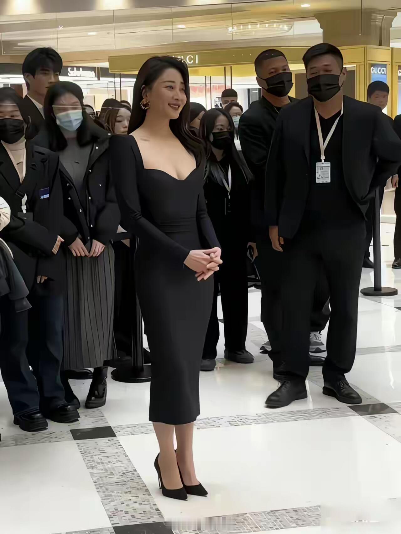 强哥走了。有人还是很潇洒。