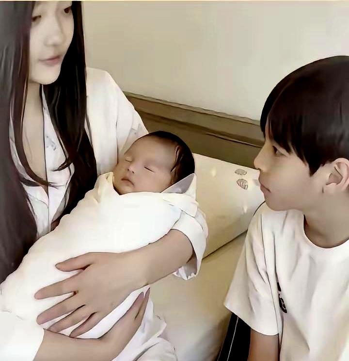 医院里一幕，直接把人心软了。小玥儿把刚出生的弟弟小七小心地抱着，稳得像个护送的