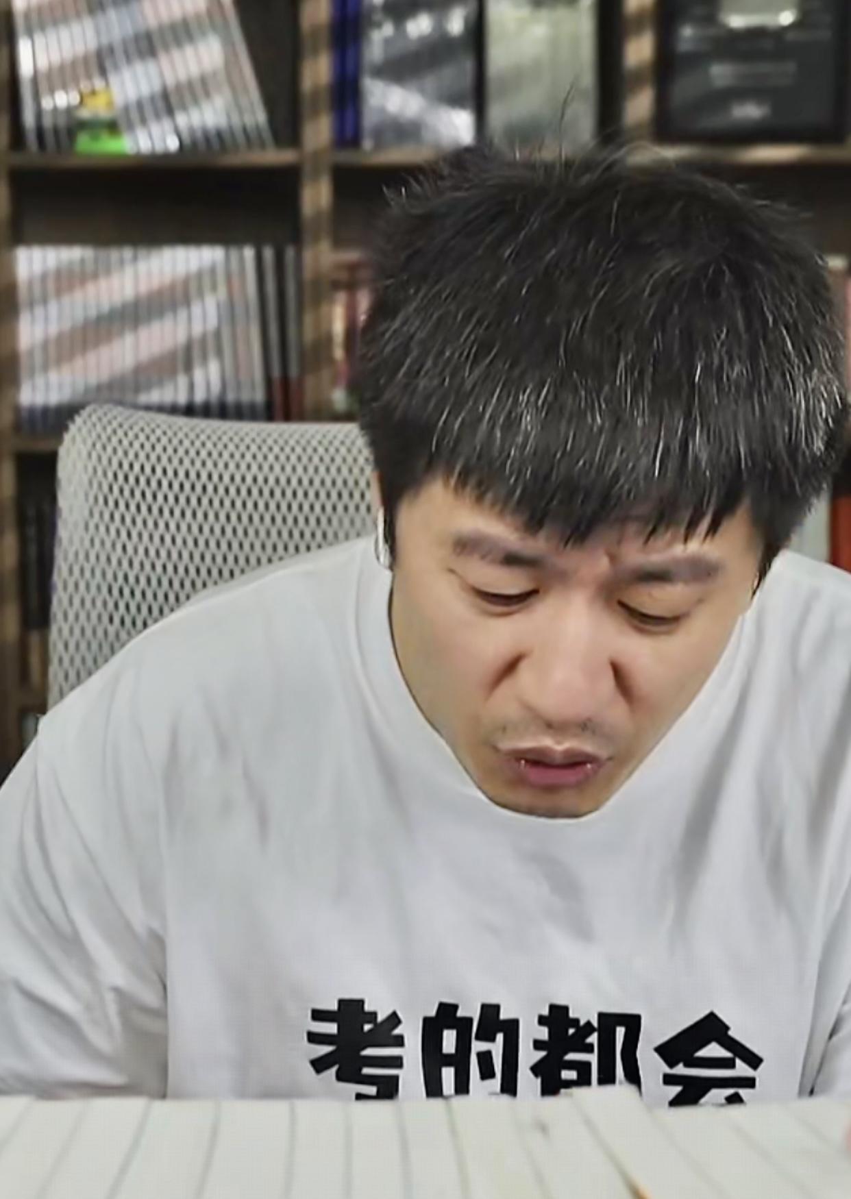 好消息：张雪峰重回直播间坏消息：眼神里没有光了……不能说是蓬头垢面，只能说有