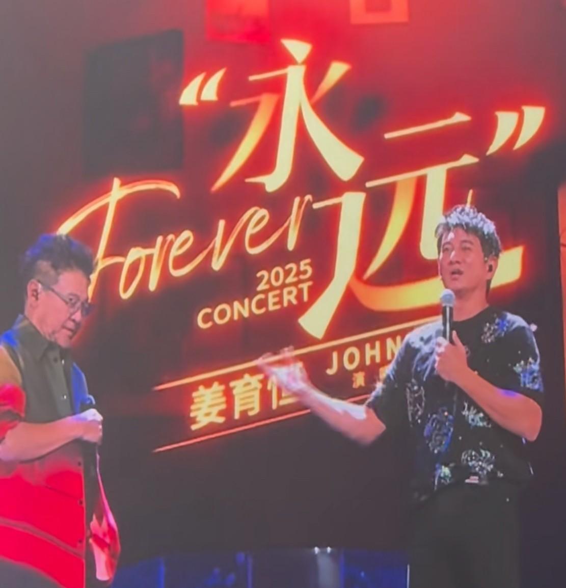 姜育恒今晚的助唱嘉宾竟然是吴奇隆！刚把他请上来姜育恒就调侃地问：诗诗有没跟着