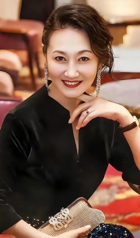 草原第一美女，腾格尔前妻，哈斯高娃，中国内地蒙古族一级演员、制片人，素有“草原第