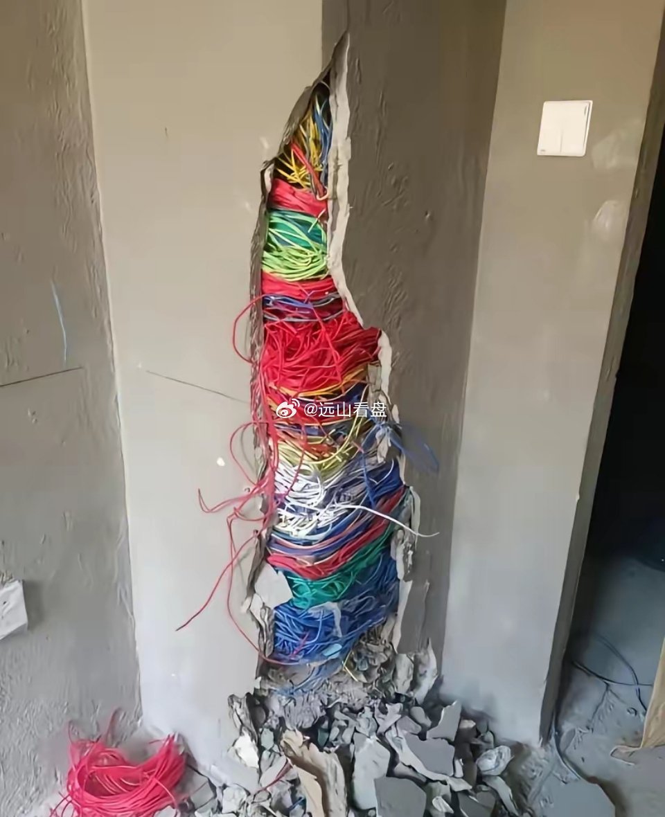 这是砸到电线窝了吗？新房还没有装修，卫生间拐角这一块准备砸掉，工人师傅几锤下去，