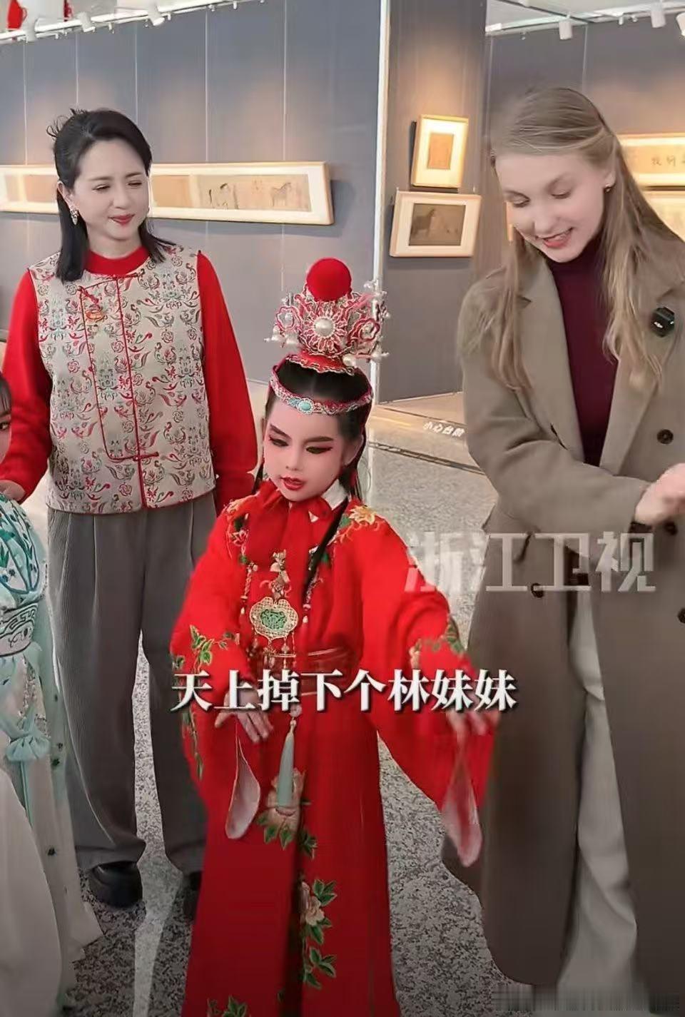 陶慧敏在萧山机场手把手教老外唱越剧浙江卫视越剧春晚陶慧敏的越剧教学现场太有感染