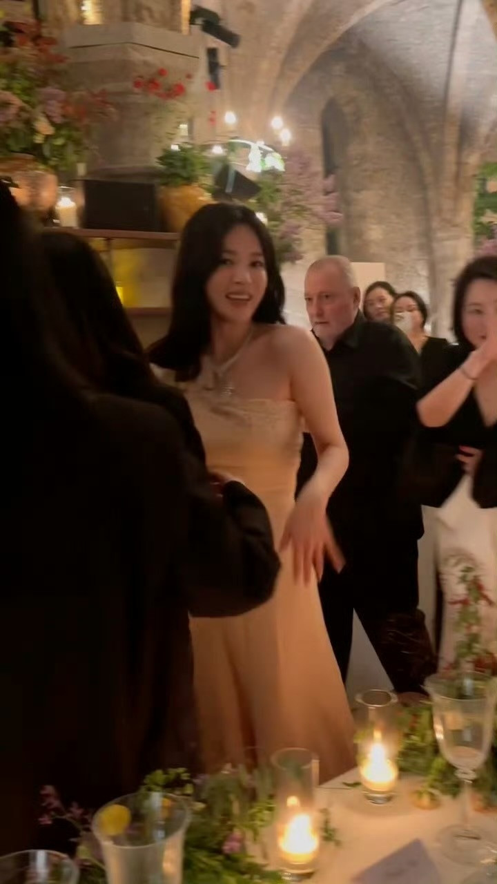 宋慧乔长发现身宋慧乔这状态，说是二十岁我也信，太美了