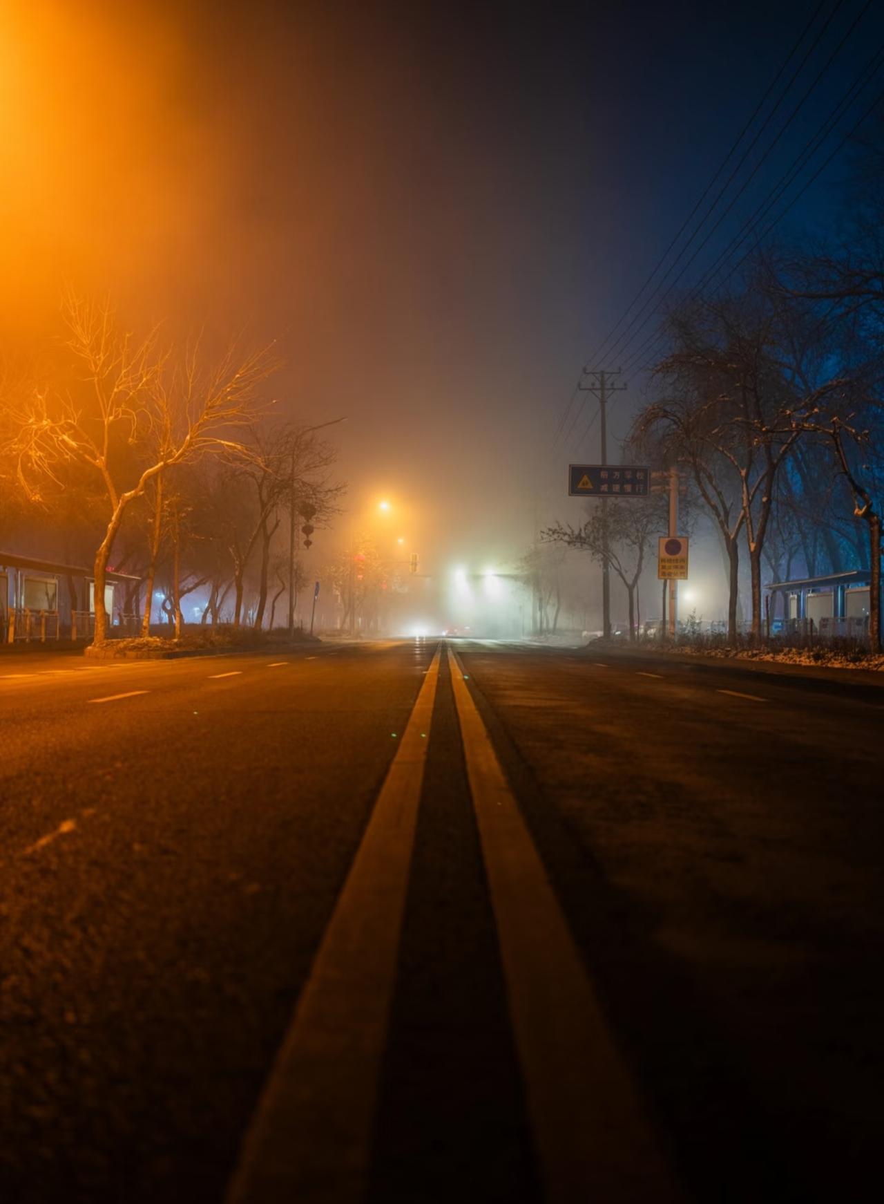 今晚别出门。寒潮今晚就到，中东部气温会骤降8-12℃，局部地区甚至降14℃以上