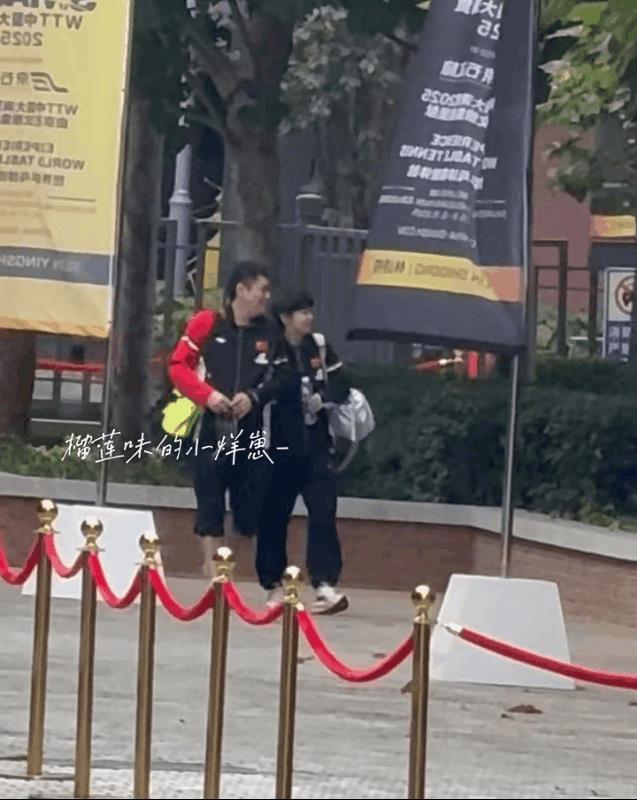 莎莎拽着和coco走路，真是一个孩子！[啤酒][啤酒]师徒俩一路有说有笑的聊