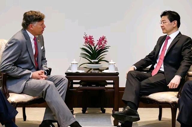 胆敢如此？这是新加坡总理黄循财会见美国副国务卿时的地景，如果按照两国会见官员对等