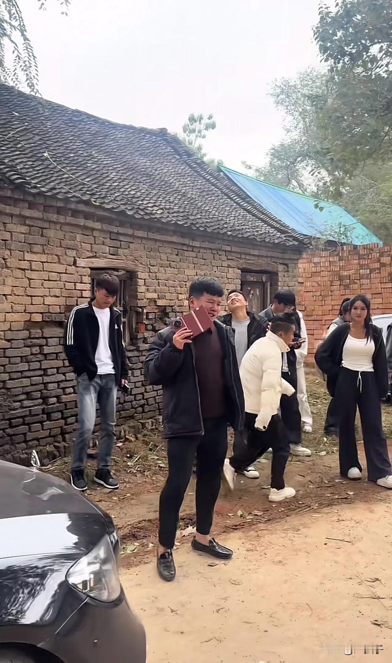 我们村那些零零后，读书不行，早早便外出打工了。每月挣个四五千块，用着三折叠手机